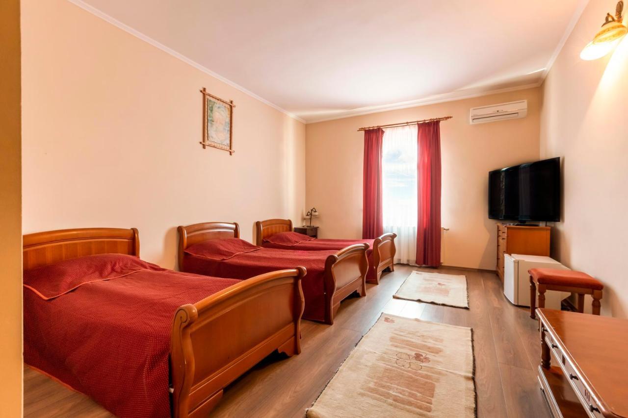 Hotel Denis Daneş Extérieur photo
