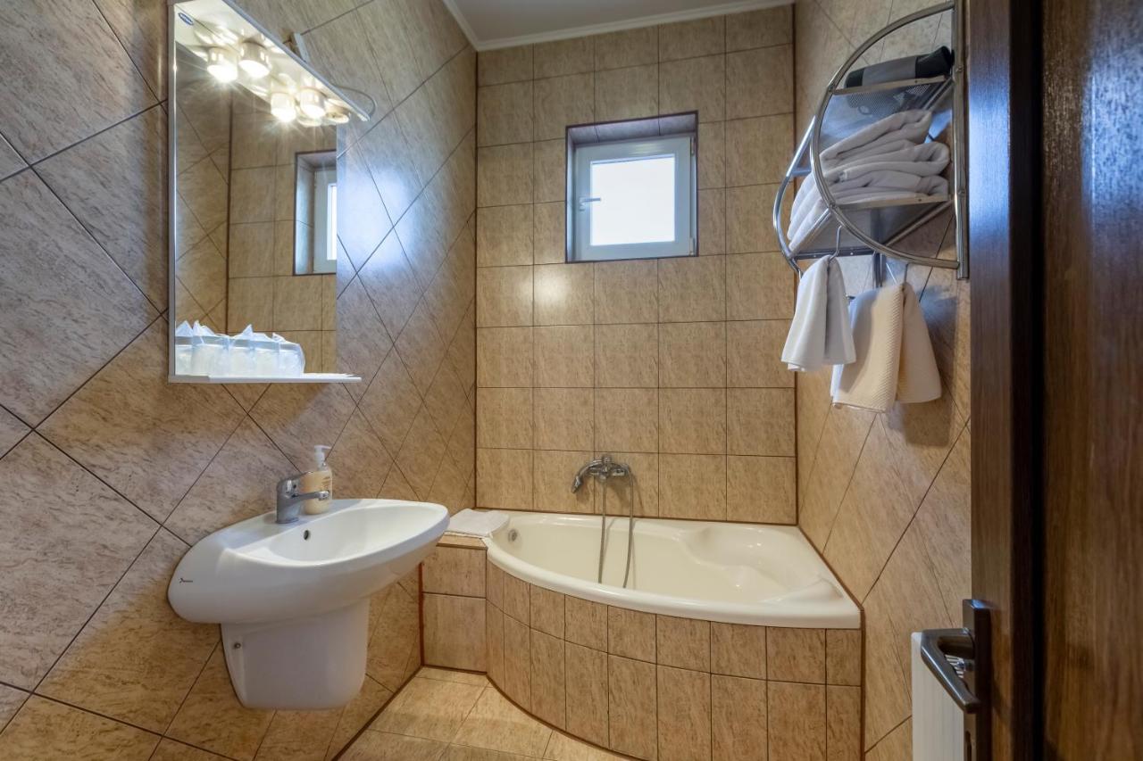 Hotel Denis Daneş Extérieur photo